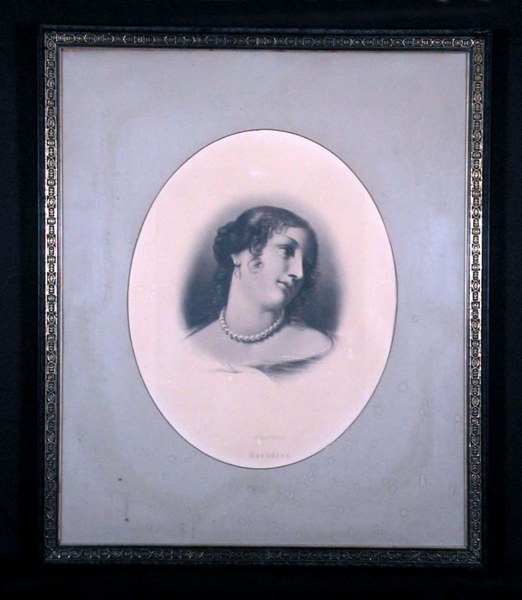 Portrett av en ung kvinne med oppsatt krøllet hår og perlekjede.