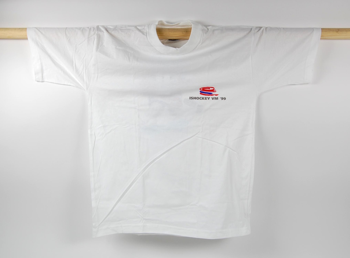 T-skjorte i bomull. Størrelse S/M. Logo fro VM i ishockey i 1999 på brystet og på ryggen av skjorta.