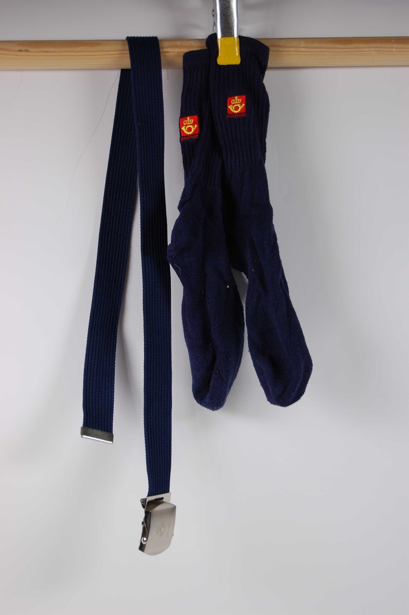 Mørke blått belte og mørkeblå sokker med postlogo