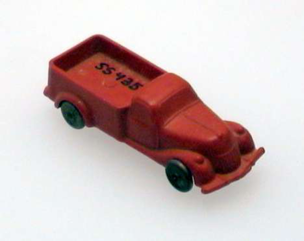 Bil i rødfarget plast. Metallfargede hjul og lasteplan