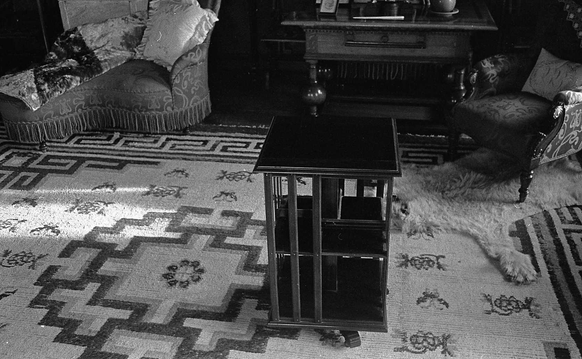 DOK:1975,
Aulestad, interiør, bokhylle, stol, teppe,