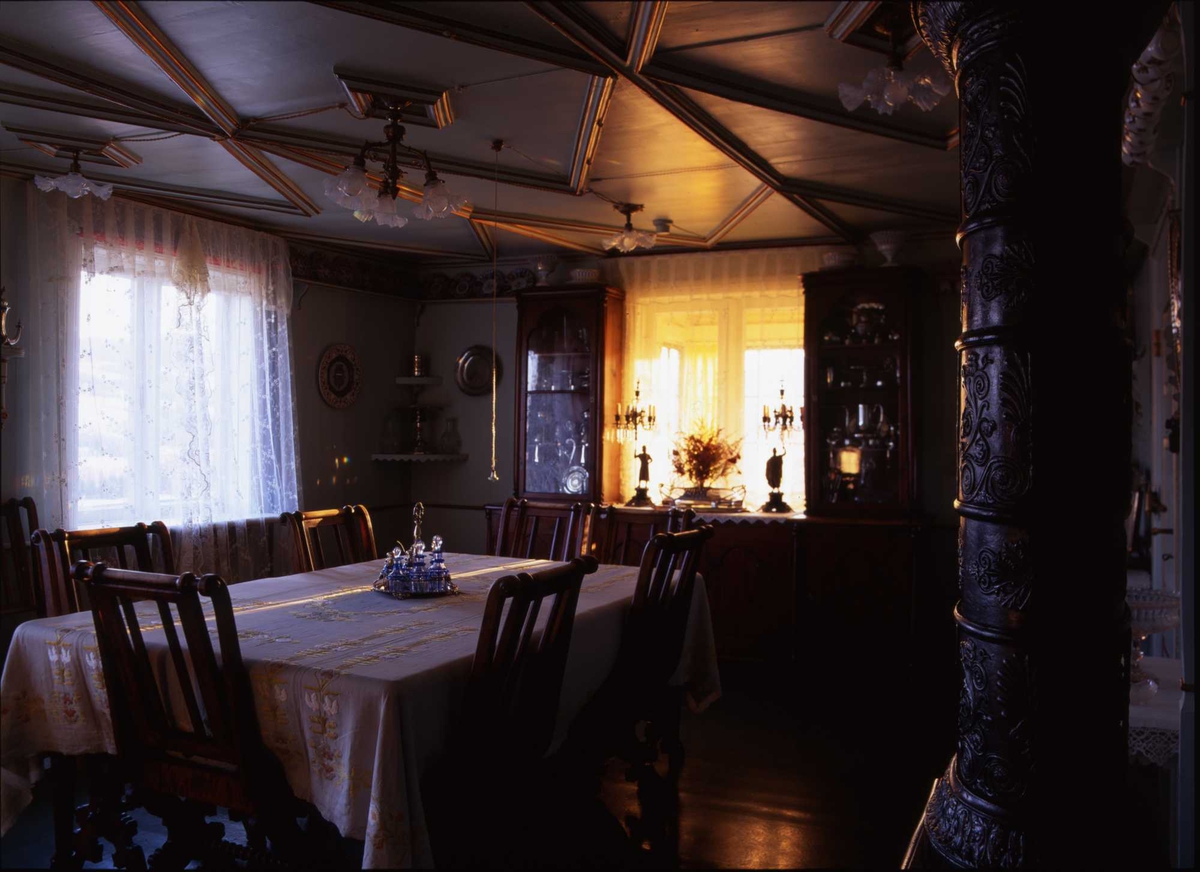 1995:Til bords med BB, stue, bord, stol, lampe,