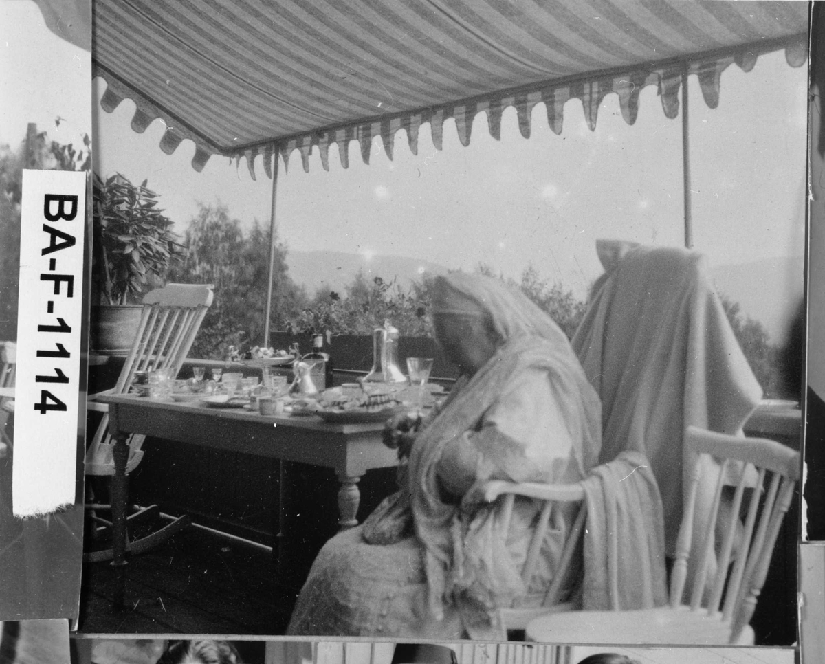 Fotomontasje i svart/hvitt rammet inn med glass og enkel trelist. Amatørbilder.