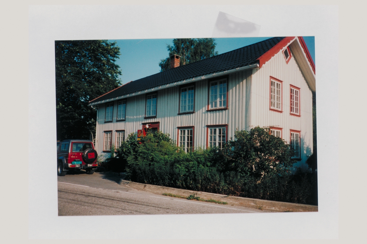 eksteriør, postkontor, 4837 Dølemo, 1996, postskilt, bil