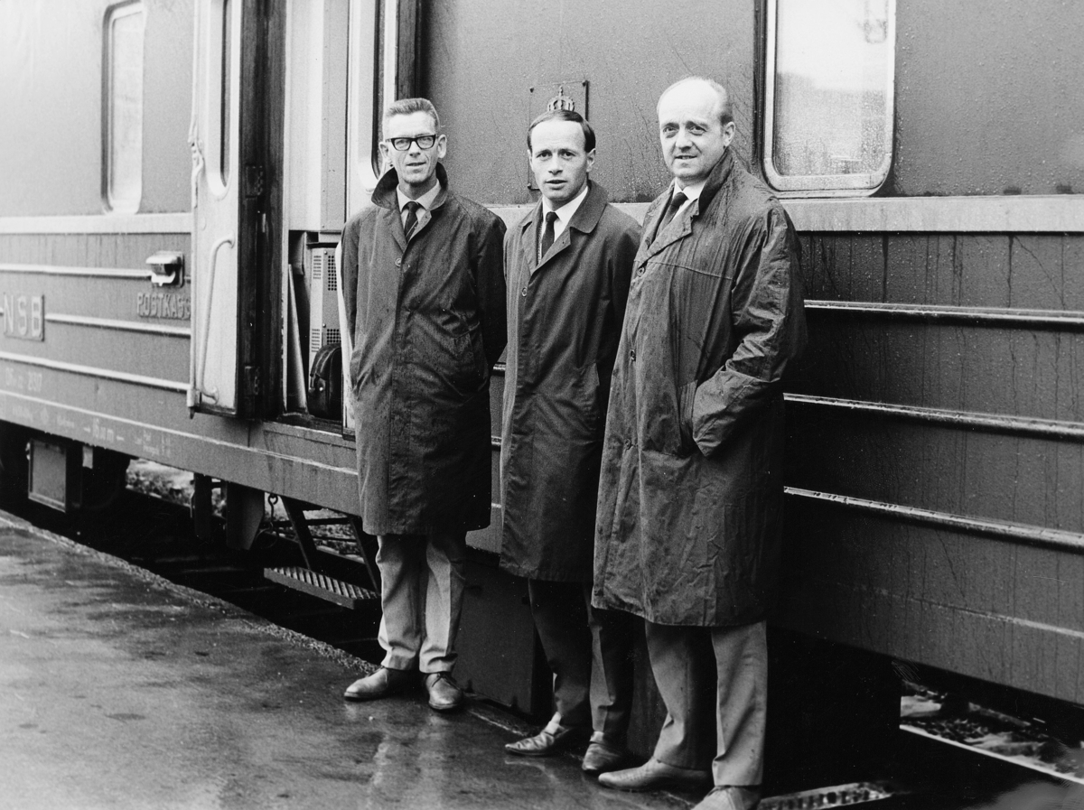 transport, tog, eksteriør, Oslo-Kristiansand, postkasse, tre menn
