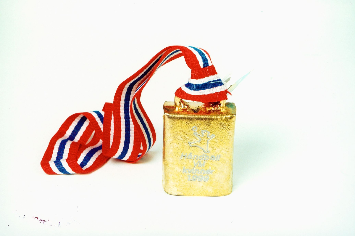 Til Håndball-VM for kvinner 1999. Bjelle med sløyfe med postens logo i sølv