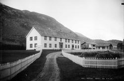 Toftemoen fra forsiden. Dovre. 13/9 - 02. Bolighus, uthus, v