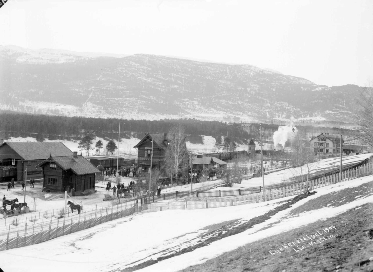 26.03.1907. Vinstra stasjon i påsken. Jernbane, hester, hestekjøretøy ...