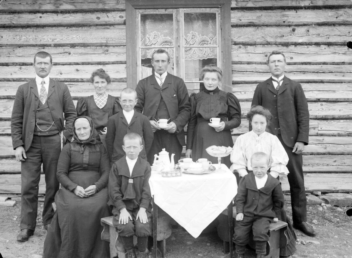 20.04.1908. Ole Stormyhrens gruppe. Gruppebilde ute, kvinner, menn, gutter, bord med kanne, kopper og kaker.