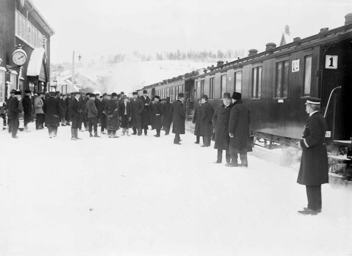 Ankomsten til Dombaas 5/12-13. Kort :Dovre 5/12. 1913             Åpninga av Otta-Dombås-banen