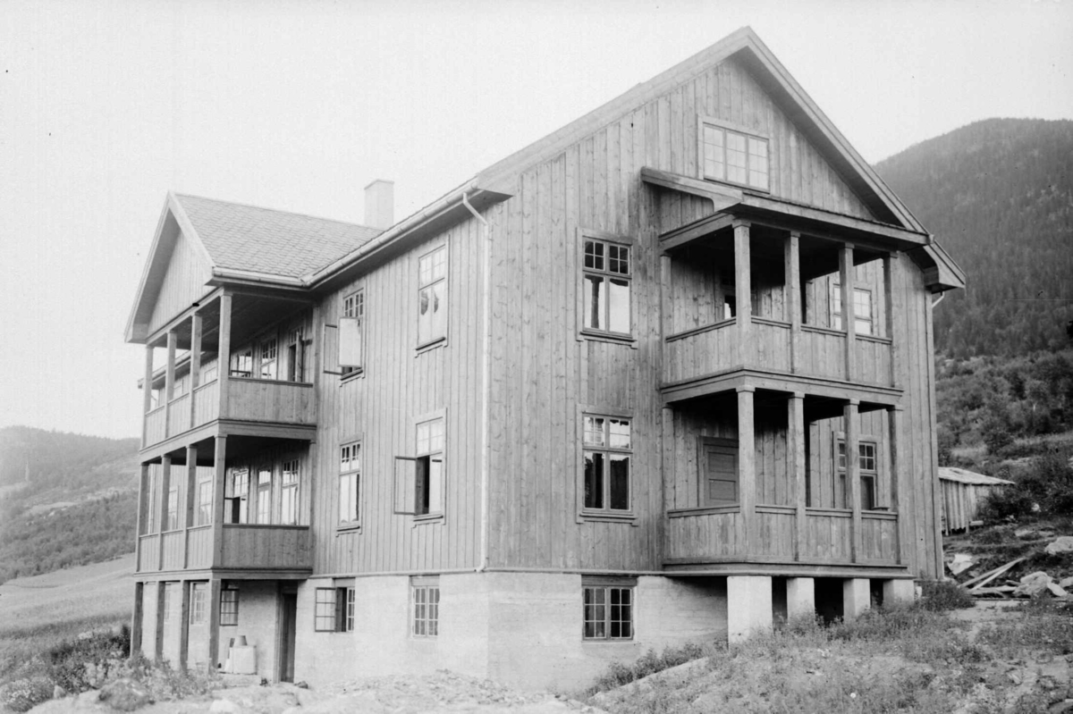 Et hus med to påbygde verandaer, gamlehjemmet Hemrom i Fåvang bygget 1914