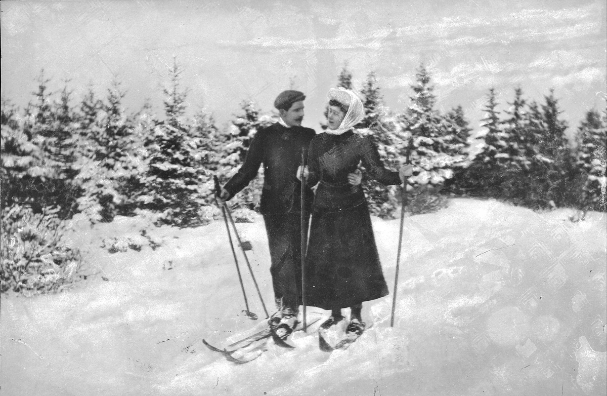 Kvinne og mann på ski, vinter










