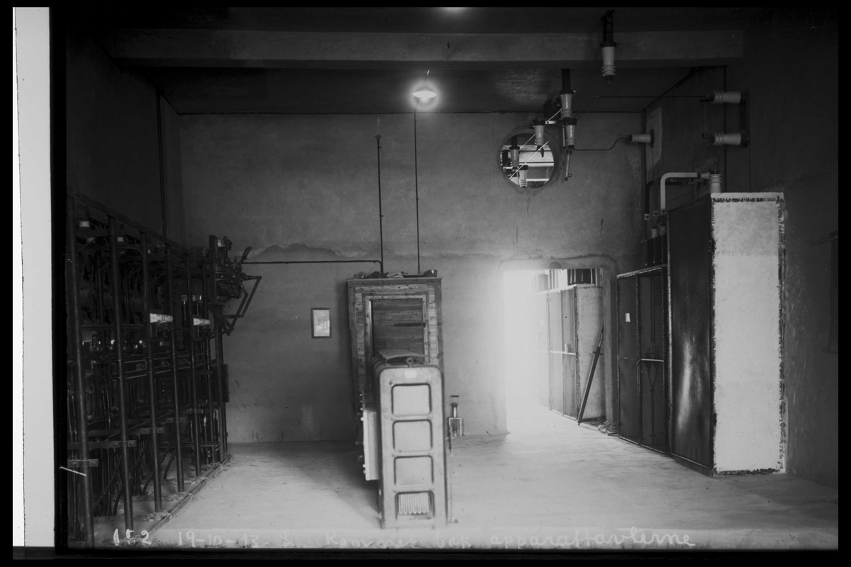 Arendal Fossekompani i begynnelsen av 1900-tallet
CD merket 0010, Bilde: 1
Sted: Bøylefoss kraftstasjon i 1913
Beskrivelse: Rommet bak kontrollrommet