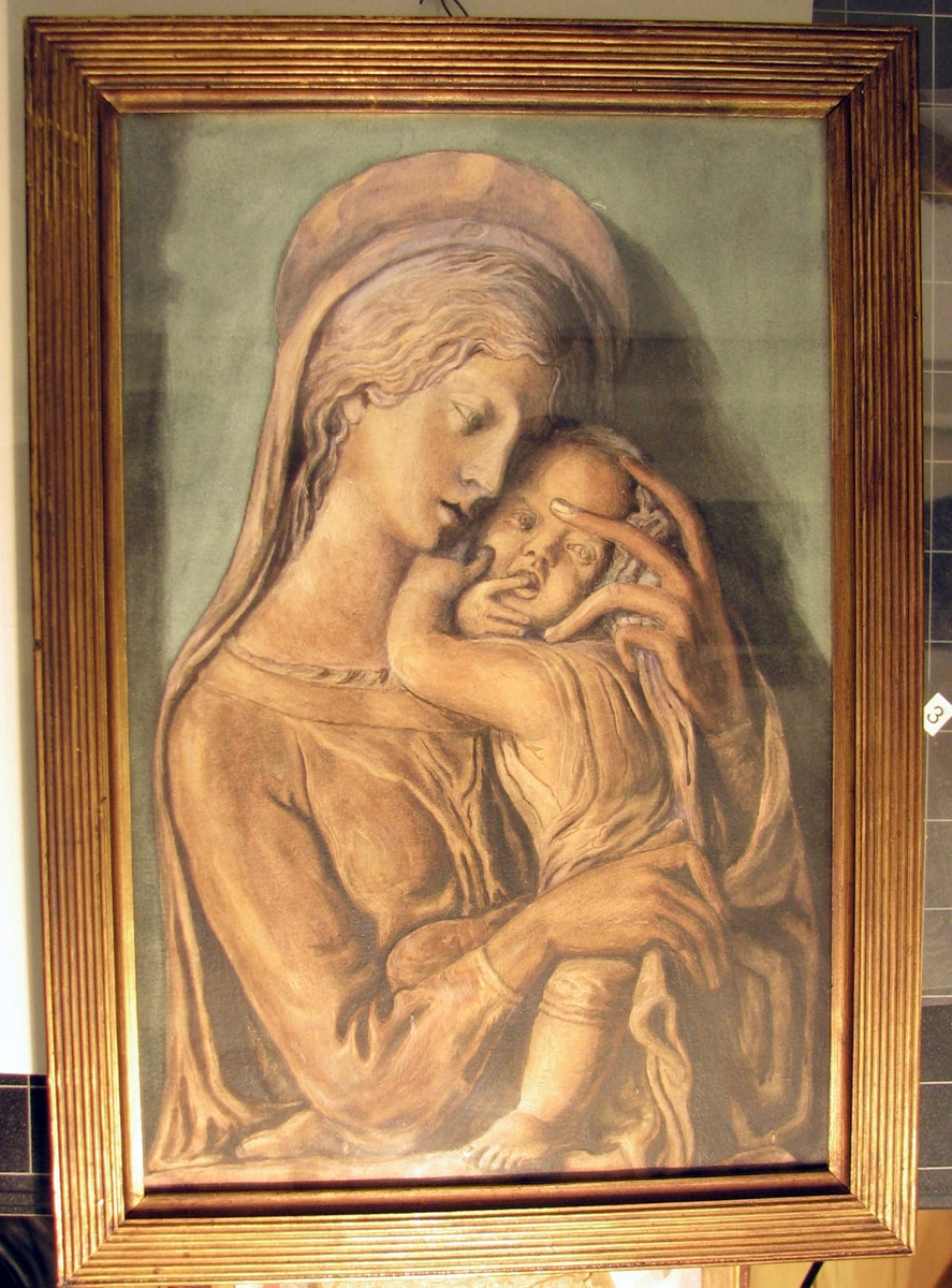 Rektangulært. Maria m. barnet; halvfig., Maria høyrev., luter hodet mot barnet som trykker seg mot henne og ser fremover m. fingeren i munnen; rødbrun tone.