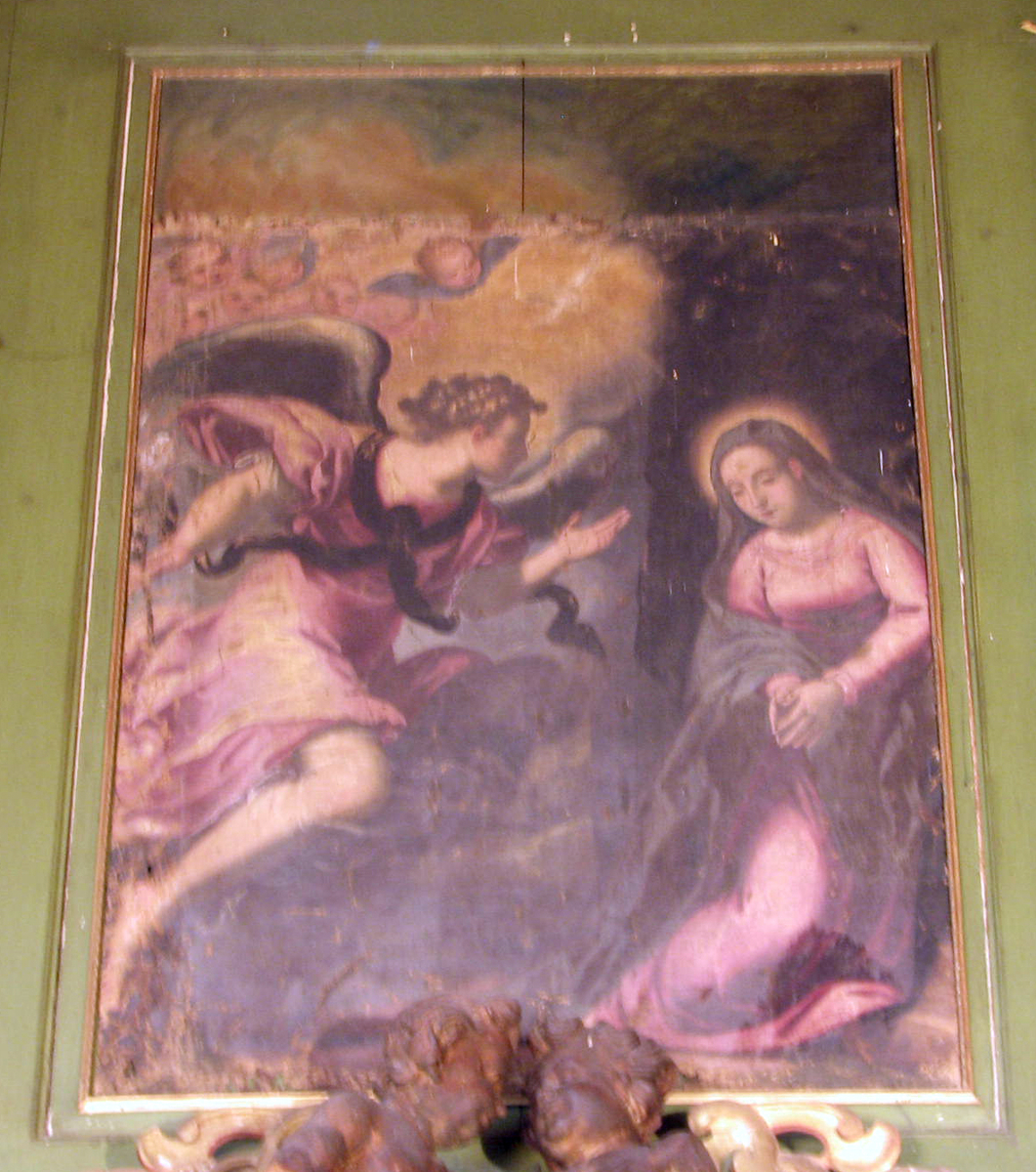 Bebudelsen; Maria m. glorie kneler tilh.; fiolett kjole, blå kappe; tilv. engelen, svevende, høyrev., utstrakt høyrehånd; småengler i lysglans.
