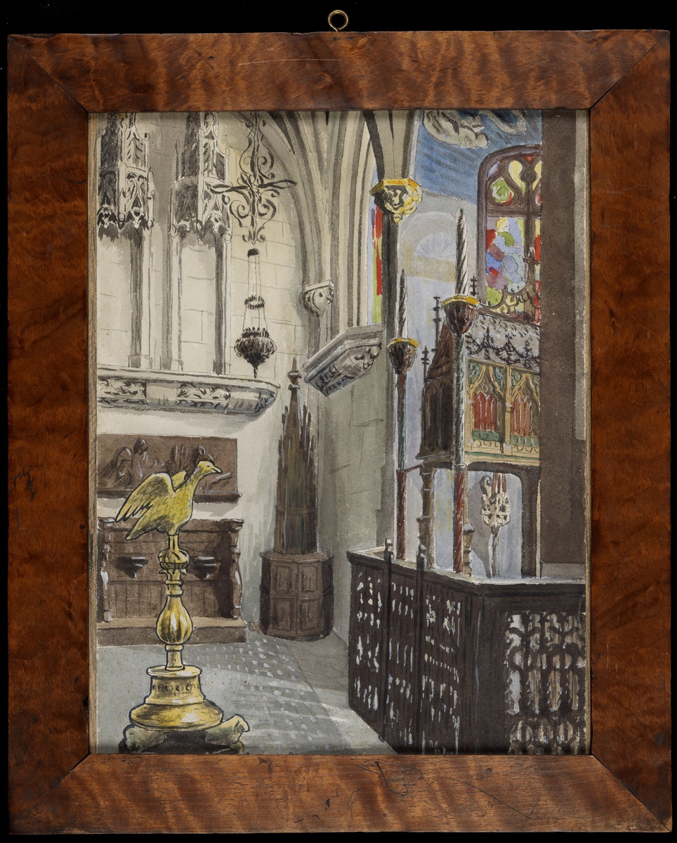 Detalj av kirkeinteriør, hj. m. kvadervegger, gotisk ornament, i forgr. due på sokkel, gul, tilv. gitter m. helgenskrin, glassmaleri bak