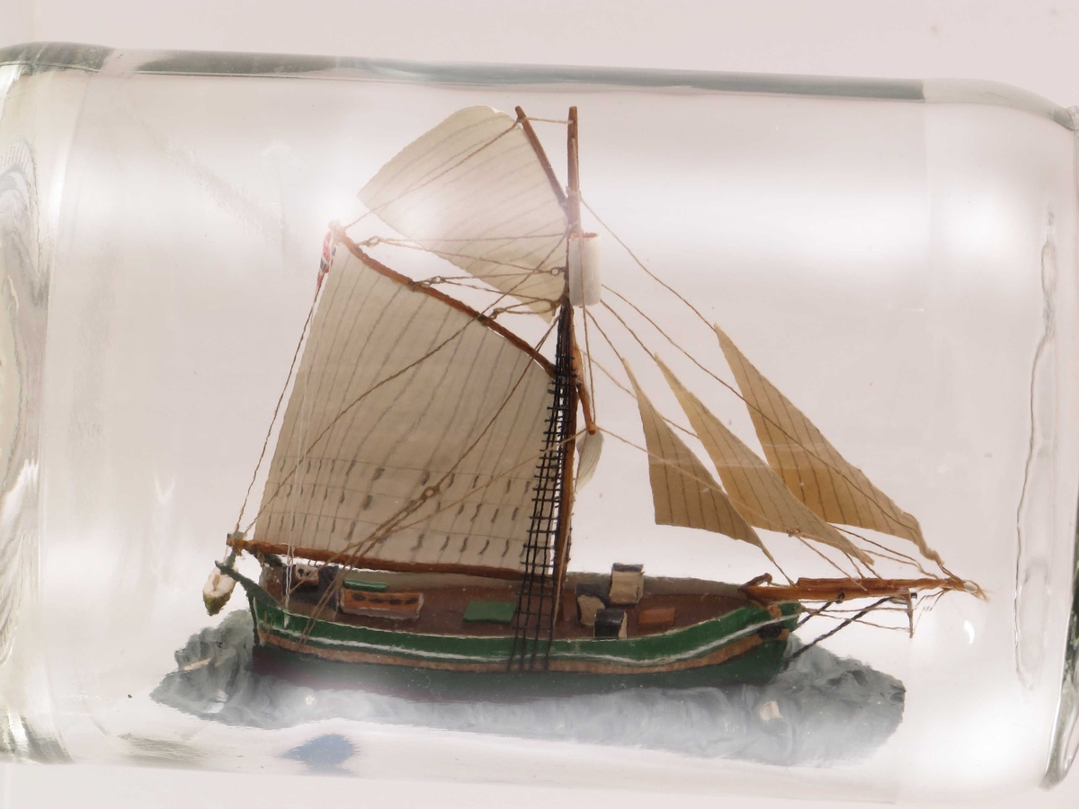 Jakten "Gjøa", Roald Amundsens skip gjennom Nordvestpassasjen 1903-1906. Grønnmalt skrog med sort og hvit stripe. Norsk flagg i riggen.