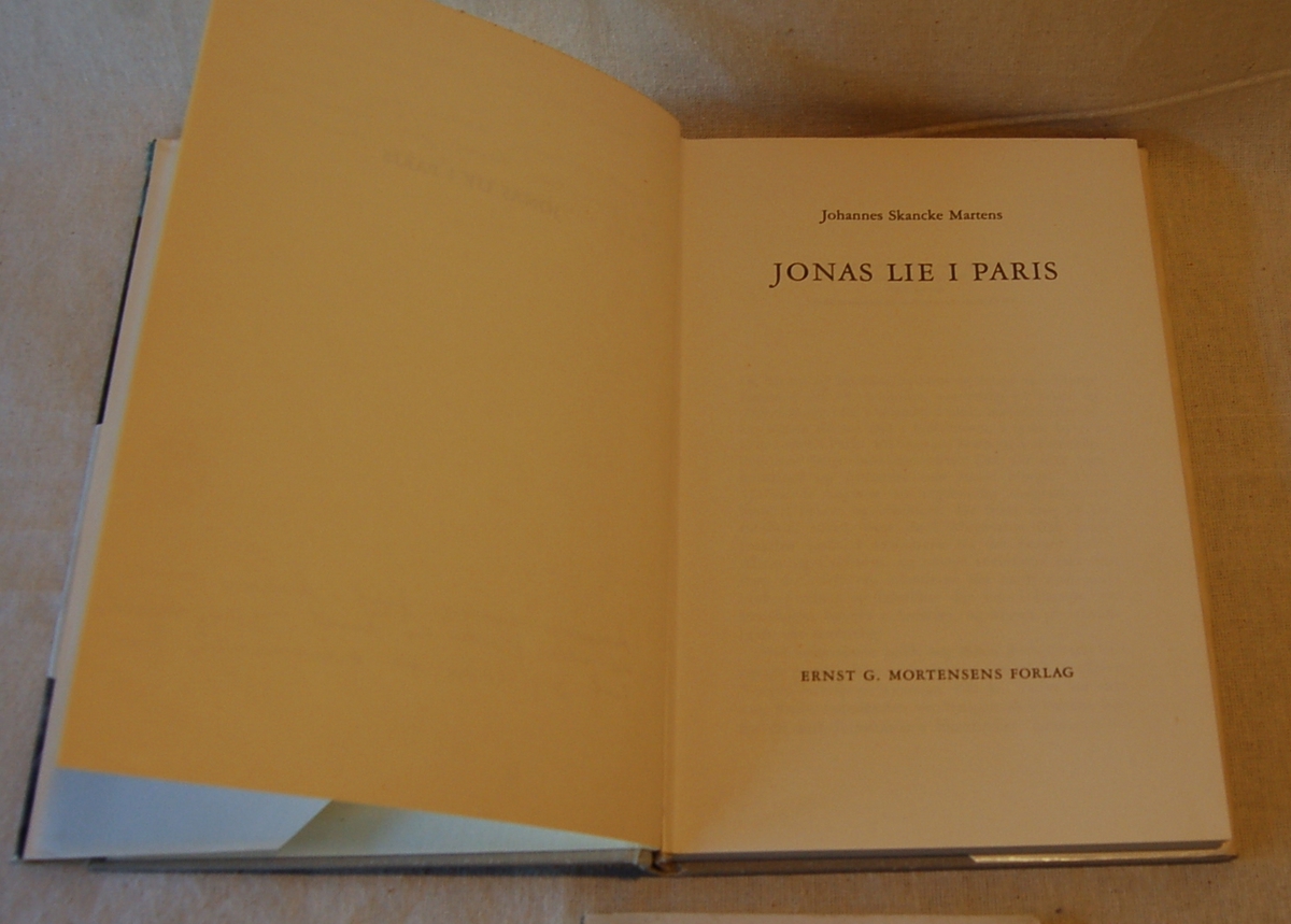 På bokens forside et portrett av Jonas Lie og et fotografi av en forsamling mennesker