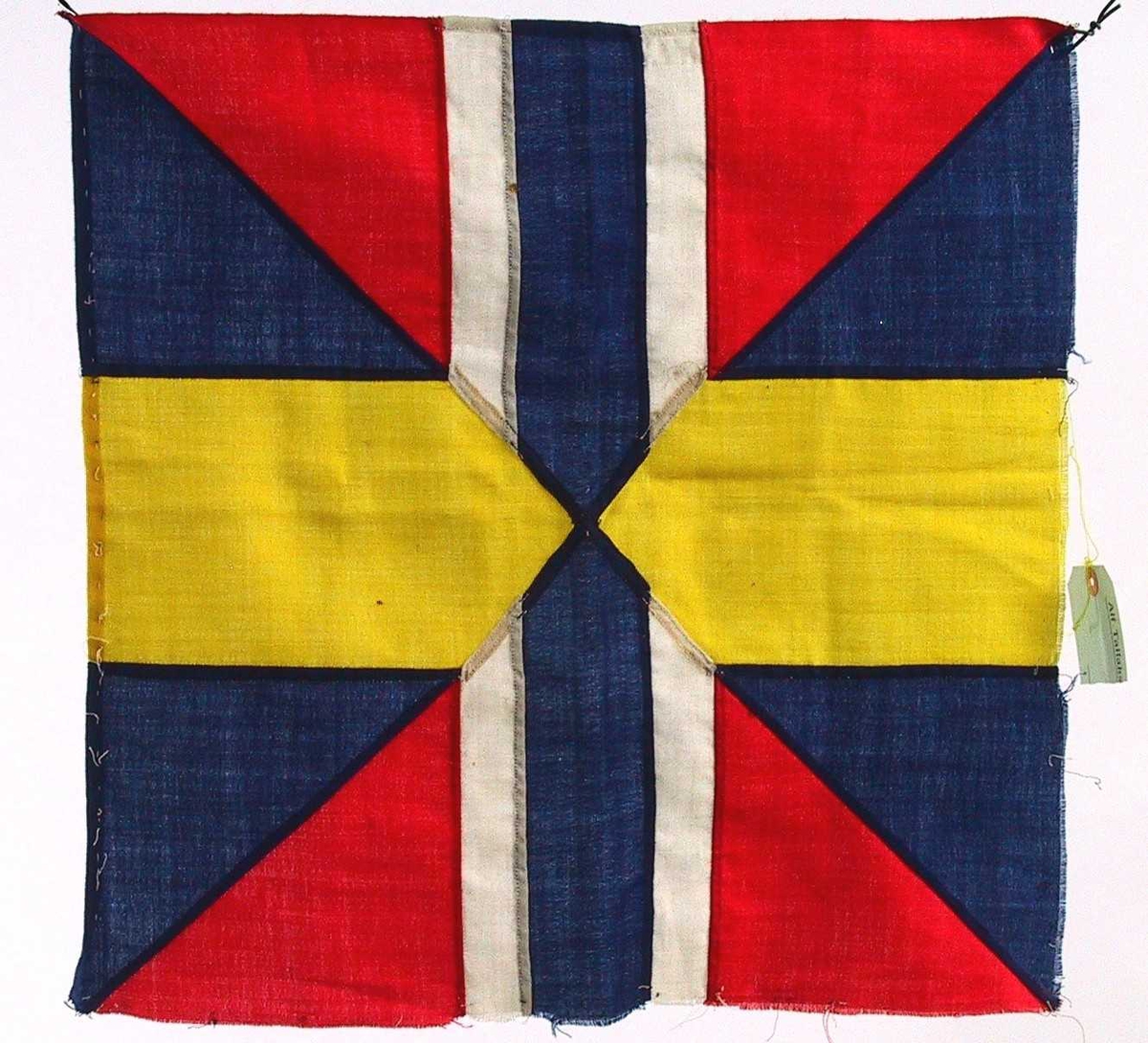 Kvadratisk fragment av norsk (eller svensk) flagg fra unionstiden. Unionsmerke eller sildesalat.  Tydelig avsprettet fra et stort flagg.