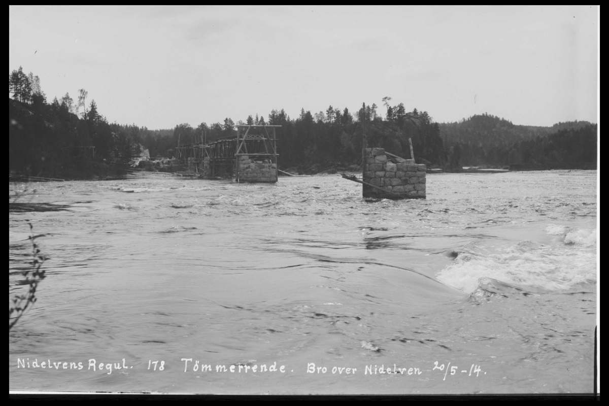 Arendal Fossekompani i begynnelsen av 1900-tallet
CD merket 0446, Bilde: 66
Sted: Småstraumene
Beskrivelse: Tømmerrenne. Bro over Nidelva