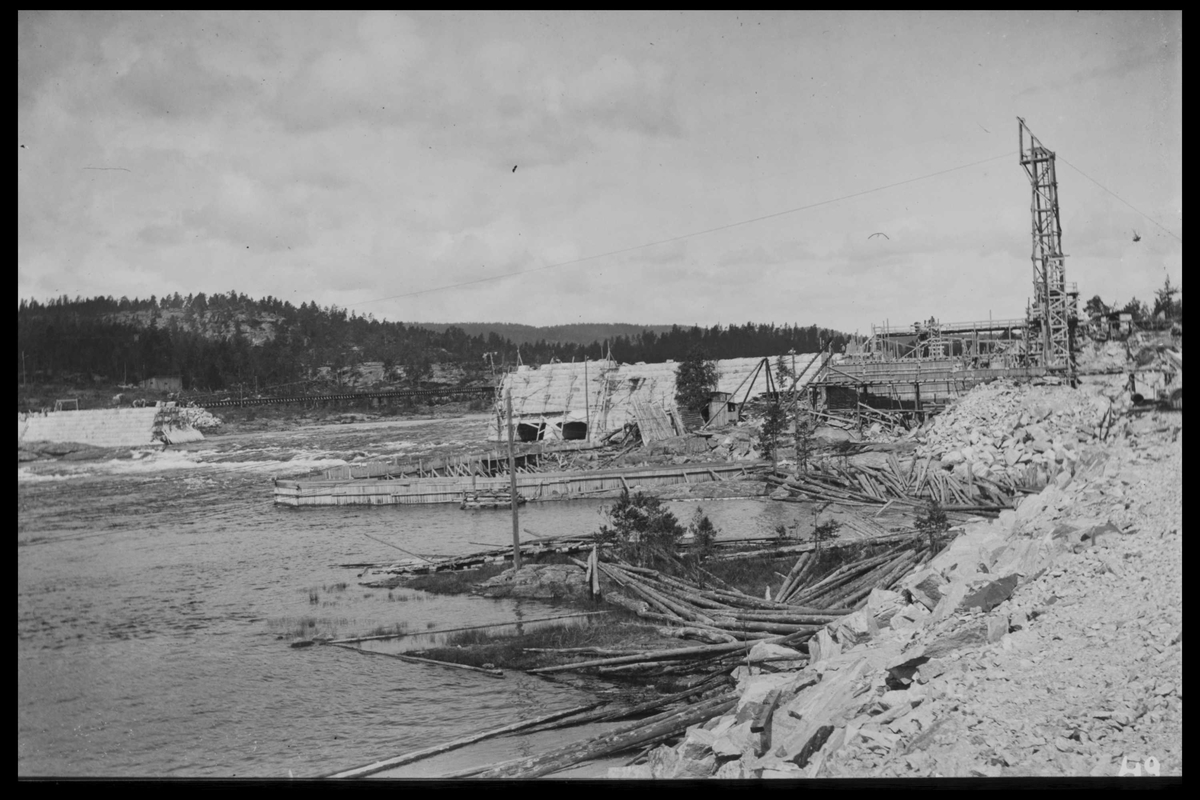 Arendal Fossekompani i begynnelsen av 1900-tallet
CD merket 0468, Bilde: 17
Sted: Flaten
Beskrivelse: Oversikt fra jernbanen. Dam, kraftstasjonsbygning og taubanemast
