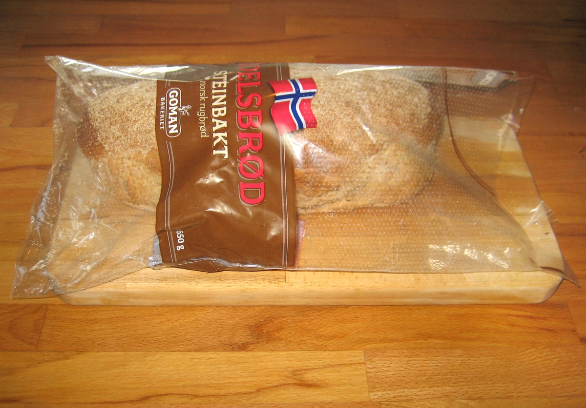 Motiv på posen er et norsk flagg. Den er plassert øvert på et brunt belte, som går tvers over posen