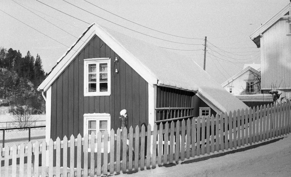 Bygning på Langsæ, Arendal, Langsæ matr. nr. 91. , fasade,  Sett fra riksvei 40. Fotografering februar 1964.