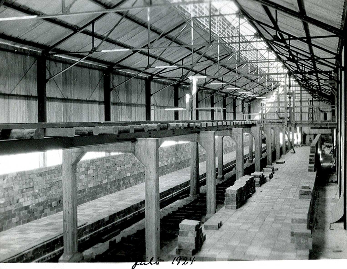 "xx/07-1924" Nitriden. Bygning for steking av elektrodekull. Her sees bærende konstruksjoner for skinnegang for intern transport med traller trukket av dieseldrevet lokomotiv.