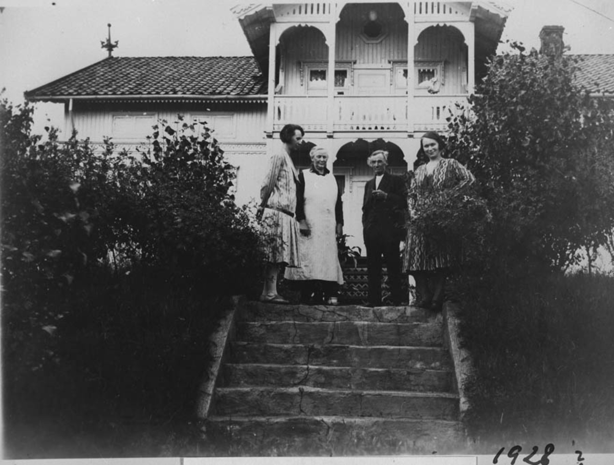 Midsem Vestre, 4 personer på trappen foran hovedbygningen