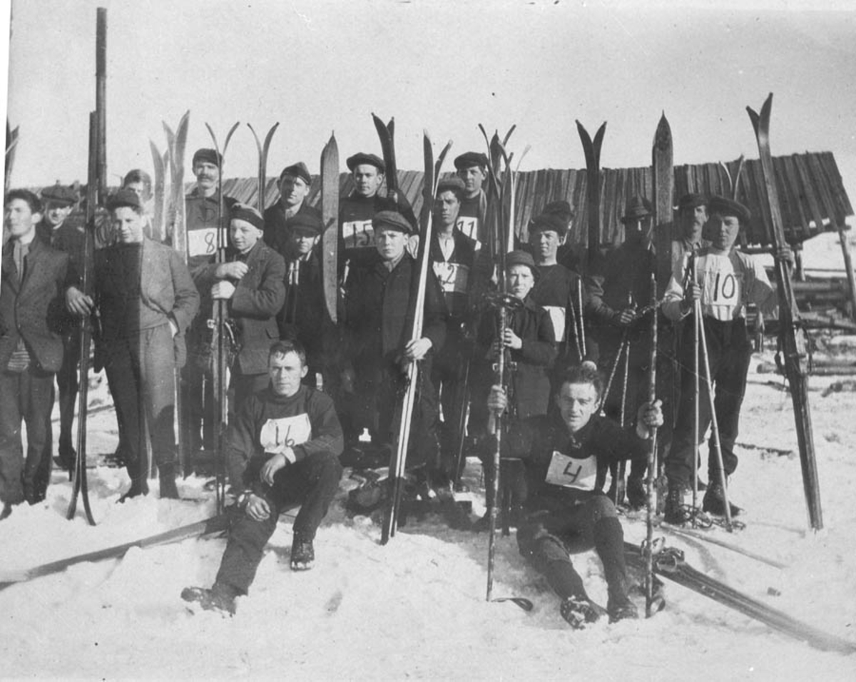 Deltakere i et skirenn oppstilt med nummer på brysten og ski.