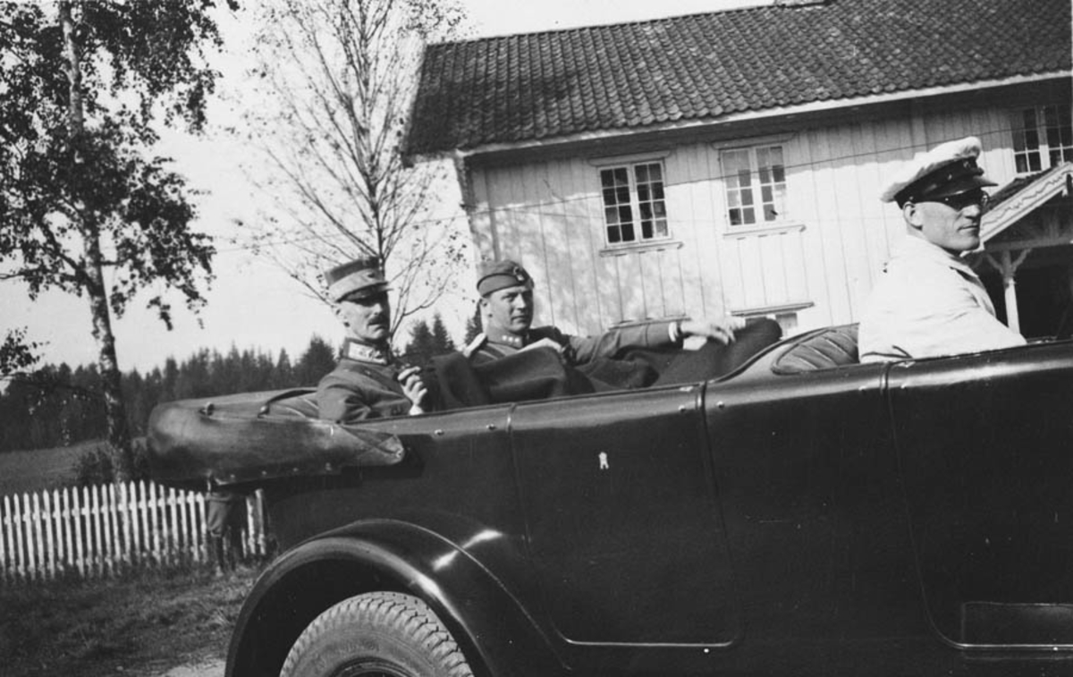 Kong Håkon VII i bil med adjutant og privatsjåfør.