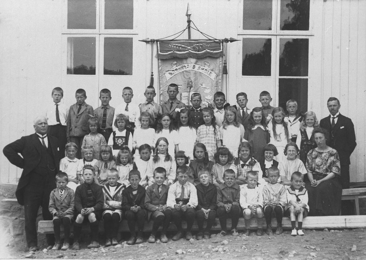 Lærere og elever ved Brønnerud skole