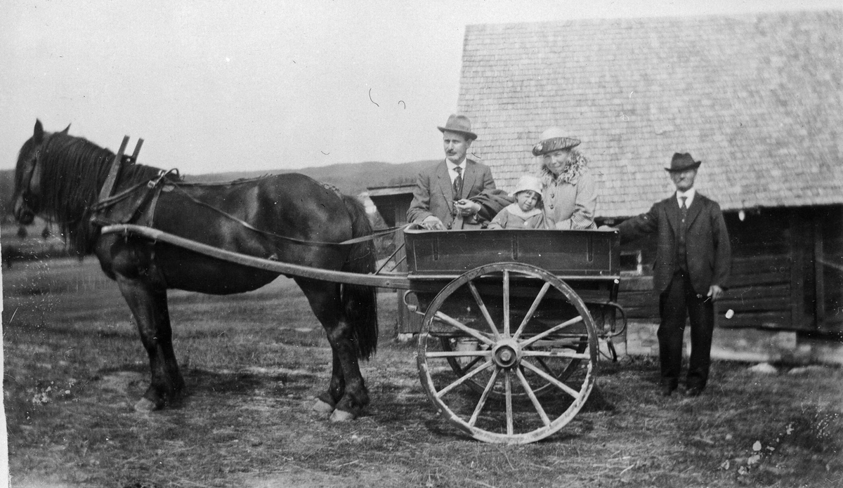 Robert, Hanna og Aslaug Ruud i en vogn kalt "charabanc" trukket av hest