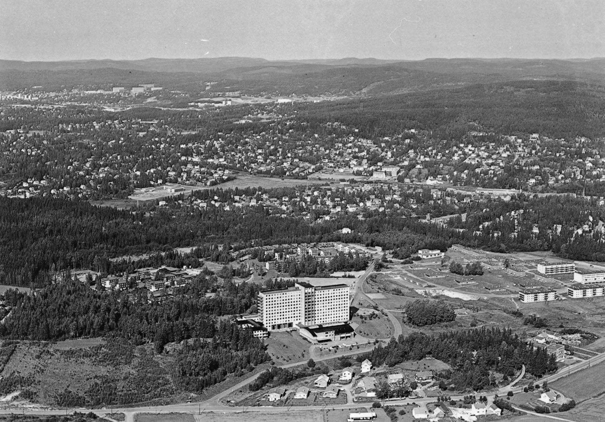 Flyfoto av Sentralsykehuset i Akershus med sentralblokka og boliger for ansatte.