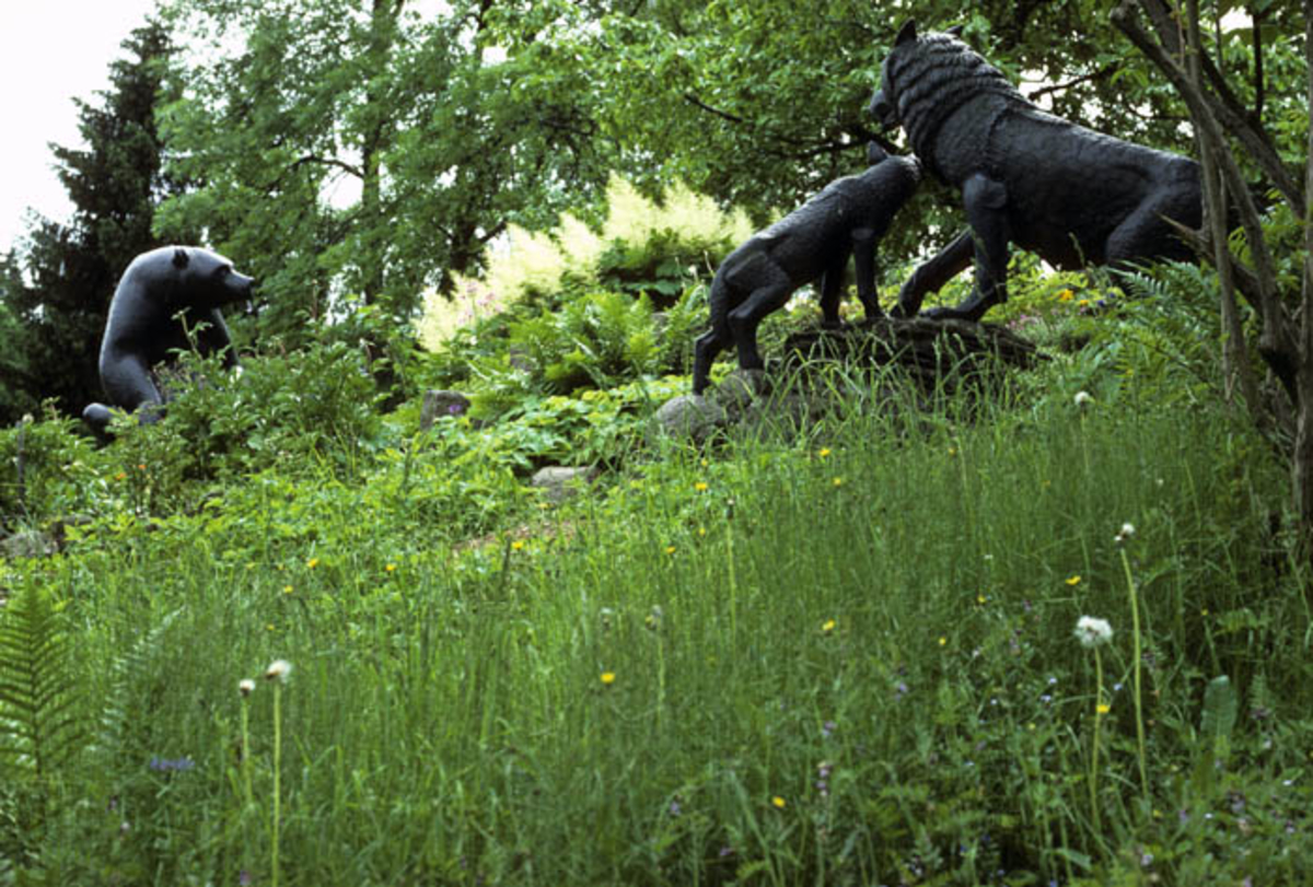 Ulv og bjørn i bronse av Anne Grimdalen.