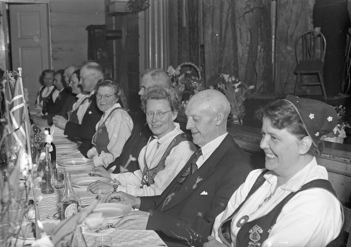 Middagsselskap. Harald Venger til høyre på bilde 2.