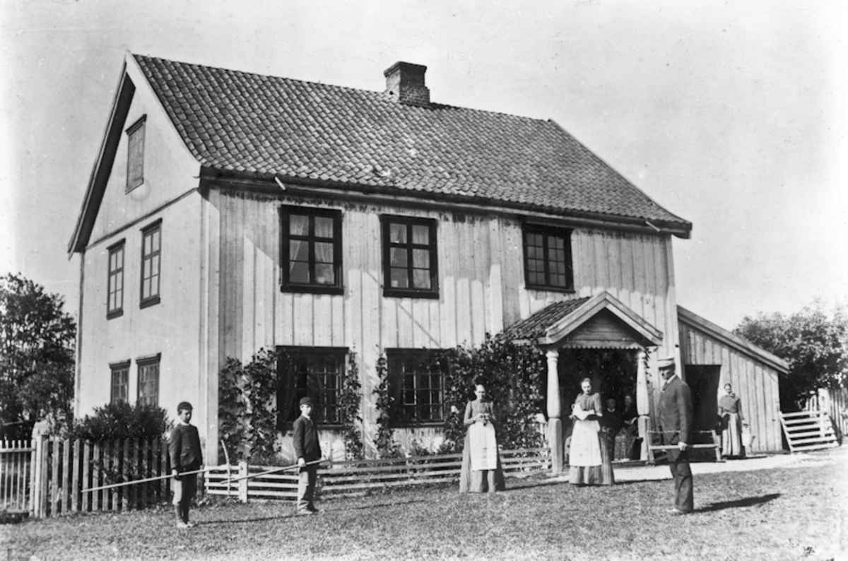 I slåttonna.
22.04.2013:
Bårli gård. Fotografering før 1925.
Skrevet av: Trond Gundersen