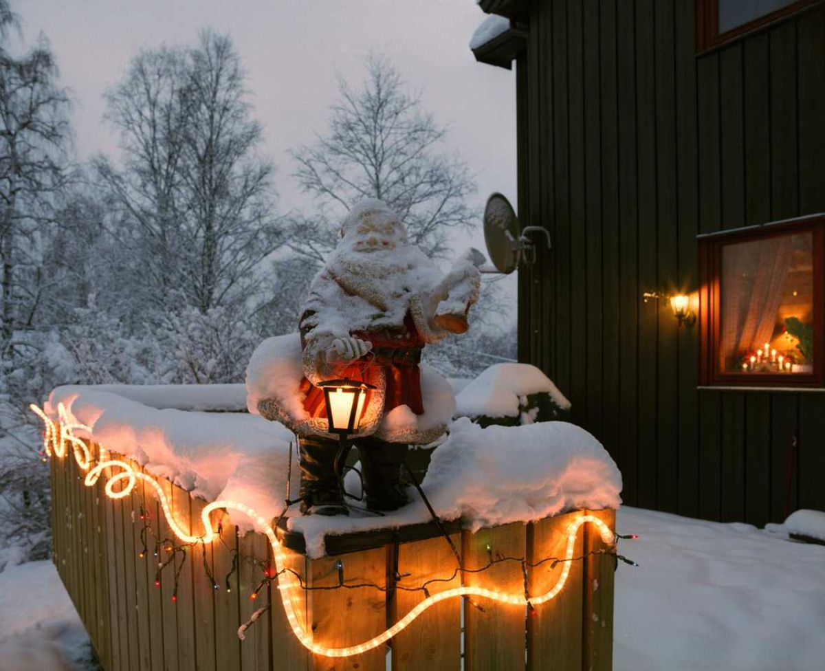 Julebelysning

Nisse med lykt og hvit lysslange og flerfarget lyslenke på veranda ved tomannsbolig