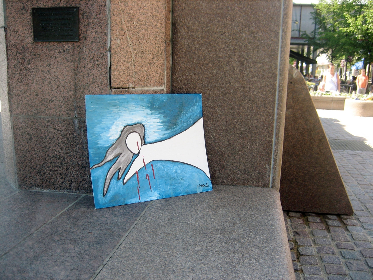 Minner etter terrorhandlingen den 22. juli 2011. Maleri ved fontene på Lillestrøm torg.