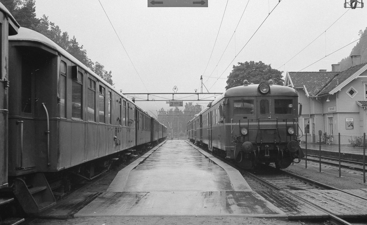 Togmøte på Grovane. Setesdalsbanens tog til venstre, lokaltog fra Kristiansand til høyre.