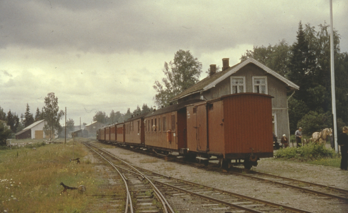 Siste ordinære tog 2058 til Sørumsand avventer avgang fra Skulerud stasjon.