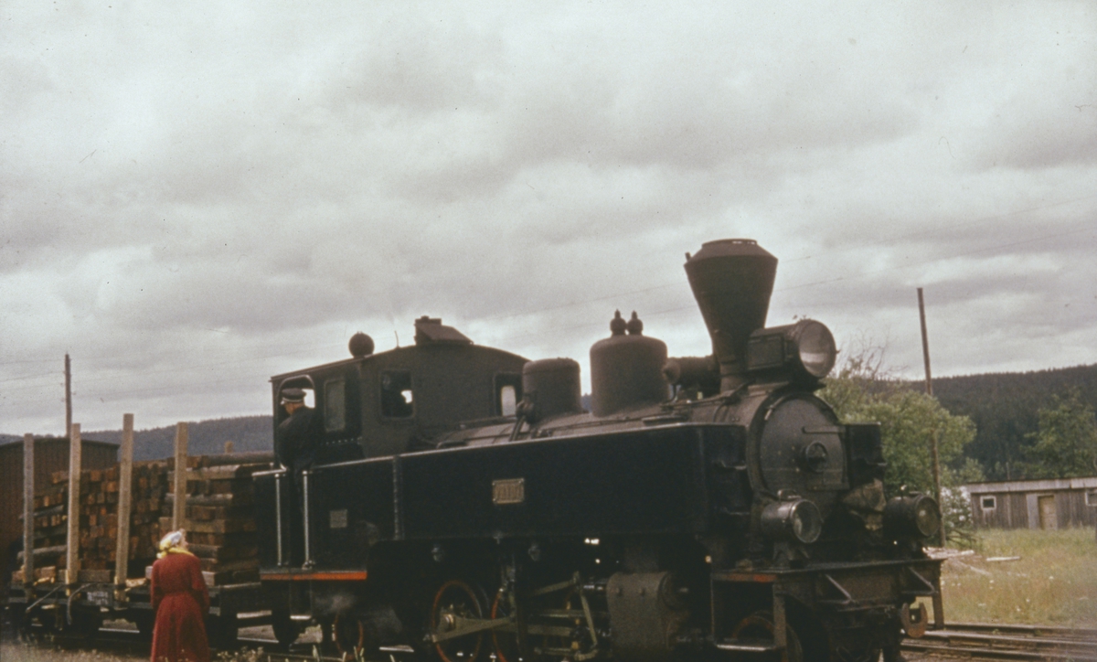 Lokomotivet kobler til togstammen på tog 2058 til Sørumsand, siste driftsdag.