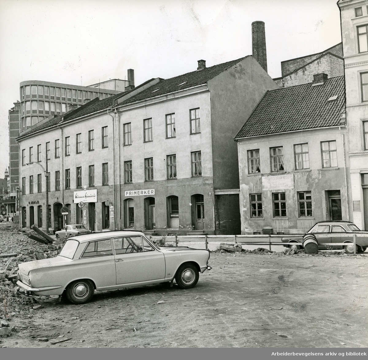 Karl XII's gate 7 & 9 på Vaterland med Hotell Viking i bakgrunnen,.oktober 1965
