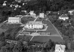 St.Carolus, Symra barnehjem til venstre, Chateauet til høyre