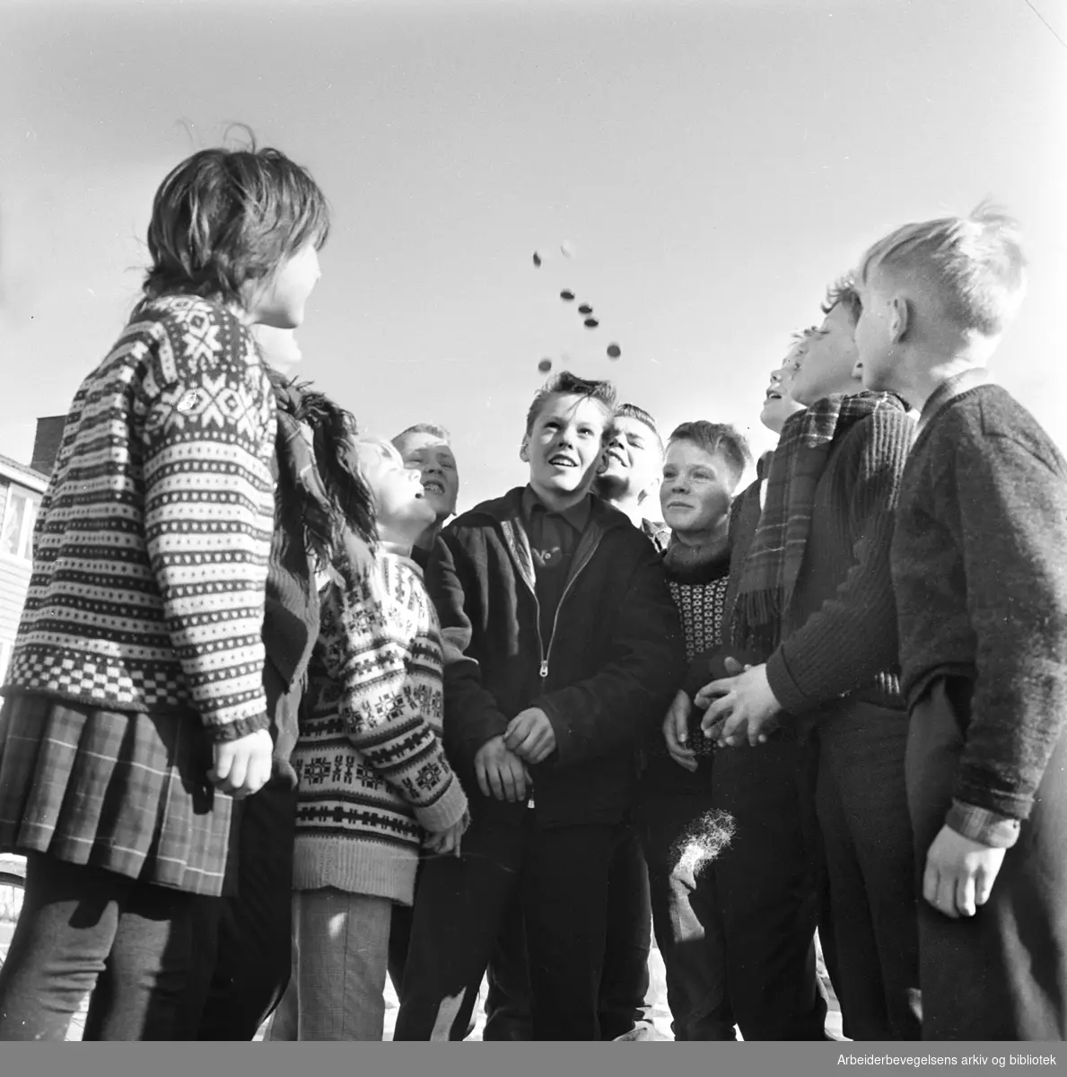 Barn kaster på stikka på Kalbakken, .mars 1964.