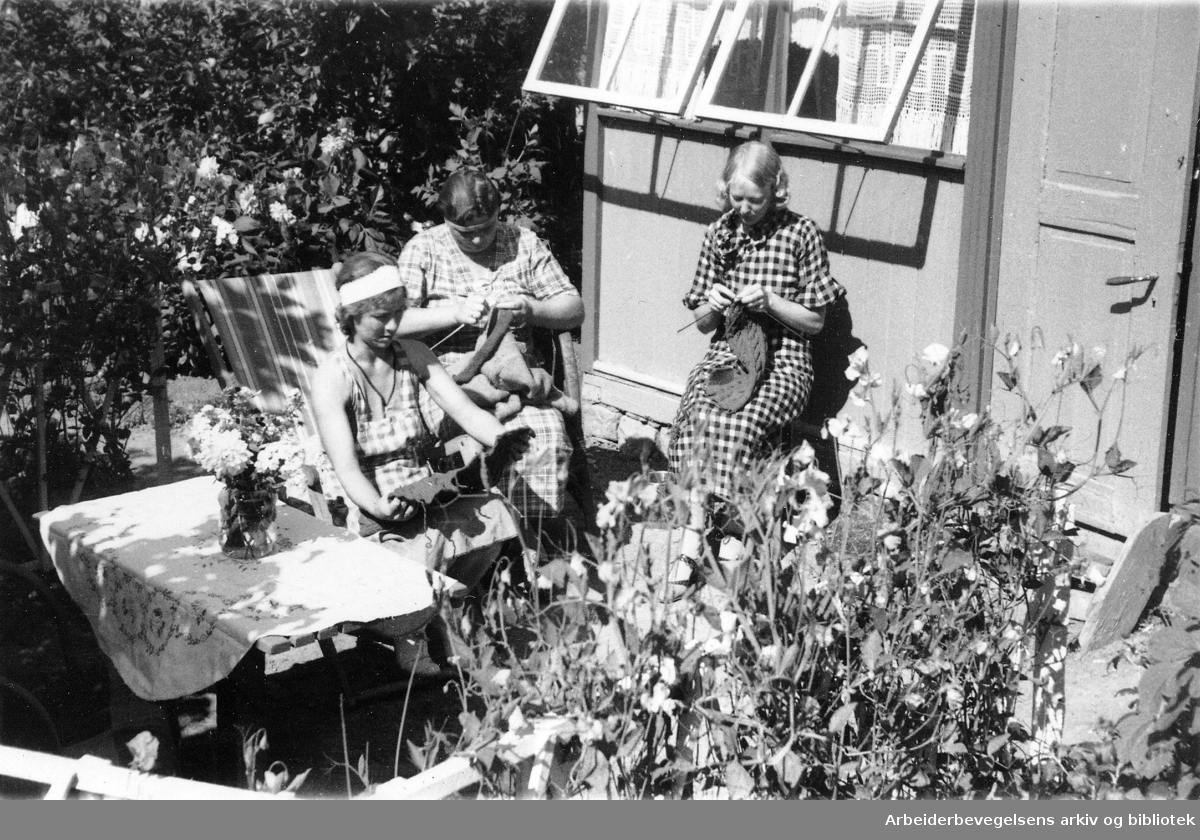 Strikkende damer på ferie på Lindøya, .1939.