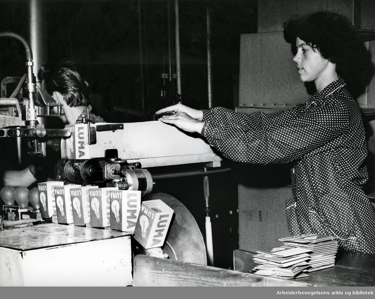 Lyspæreproduksjon ved Luma Fabrikker,.Odny Kristiansen ved pakkeautomaten,.1958-62