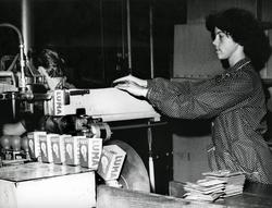 Lyspæreproduksjon ved Luma Fabrikker,.Odny Kristiansen ved p