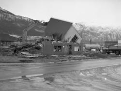 Riving av huset der hvor Nesset sparebank skal bygges.