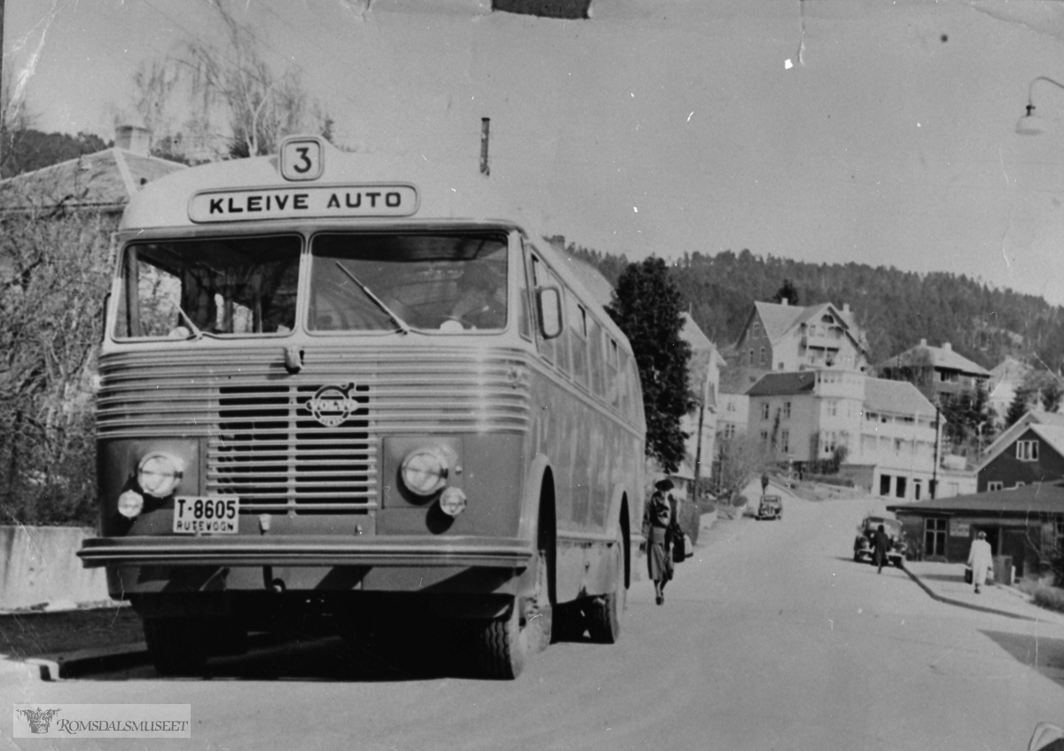 38 seters 1956 mod Volvo buss med reg nr T-8605 bygd av T.Knudsen karosserifabrikk..Lødinghuset øverst i gata i bakgrunnen.